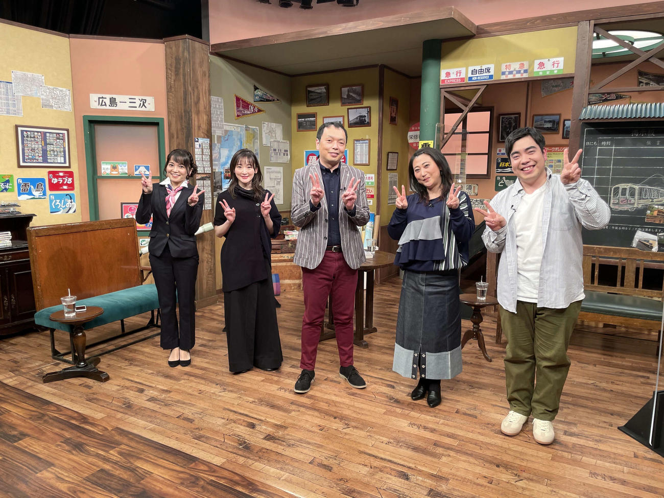 15日放送のBS日テレ「友近・礼二の妄想トレイン」に出演する左から久野知美、生駒里奈、礼二、友近、徳永ゆうき（C）BS日テレ
