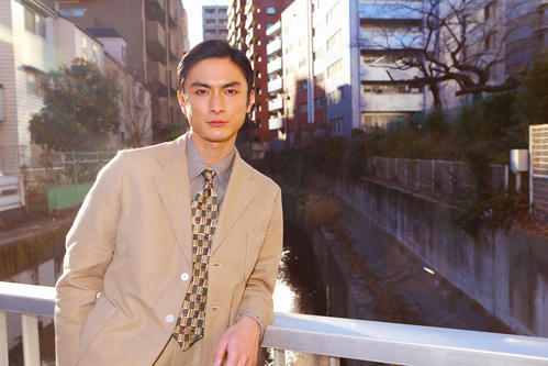 高良健吾さんを撮影するのは10年ぶり。今や人気俳優となったが、気さくな人柄は変わっていなかった（撮影・野上伸悟）