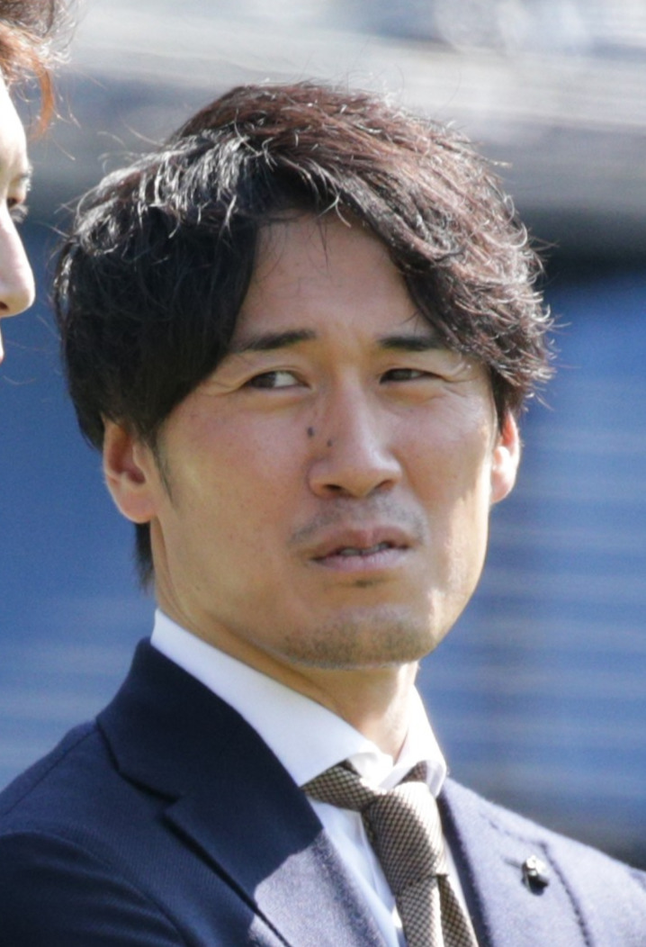 ロッテ対オリックス　試合前にロッテ涌井（左）と言葉をかわす片岡治大氏（撮影・中島郁夫）