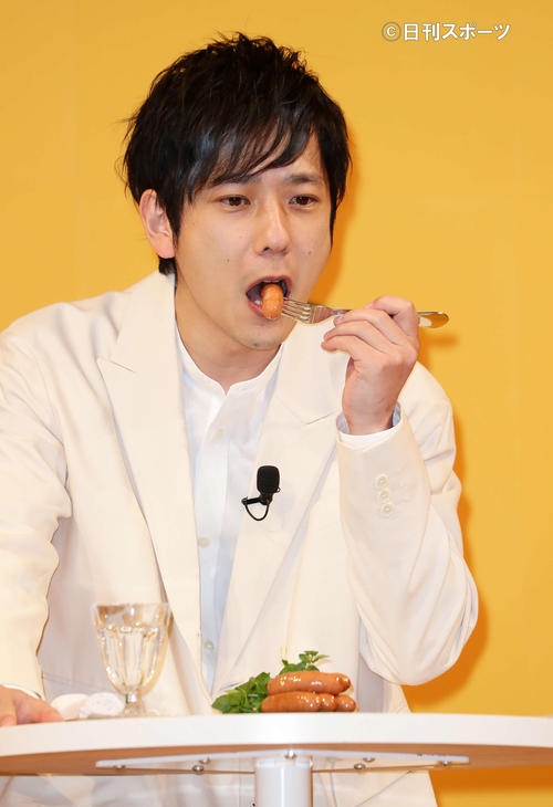 伊藤ハムの新イメージキャラクターに就任し、焼きたてのアルトバイエルンを食べる二宮和也(撮影・丹羽敏通)