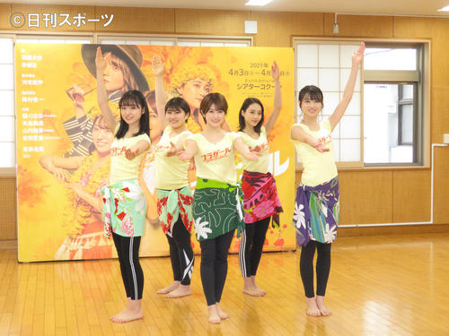 主演舞台「フラガール -dance for smile-」の公開稽古に臨んだ樋口日奈(前列中央)。左から山内瑞葵、隅田杏花、1人おいて安田愛里、矢島舞美(撮影・横山慧)