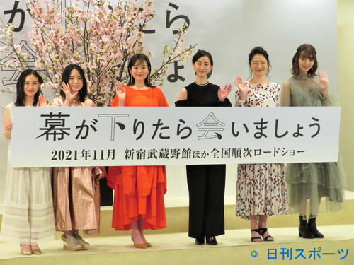 映画「幕が下りたら会いましょう」の製作発表会に出席した左から前田聖来監督、日高七海、筧美和子、松井玲奈、しゅはまはるみ、江野沢愛美(撮影・三須佳夏)