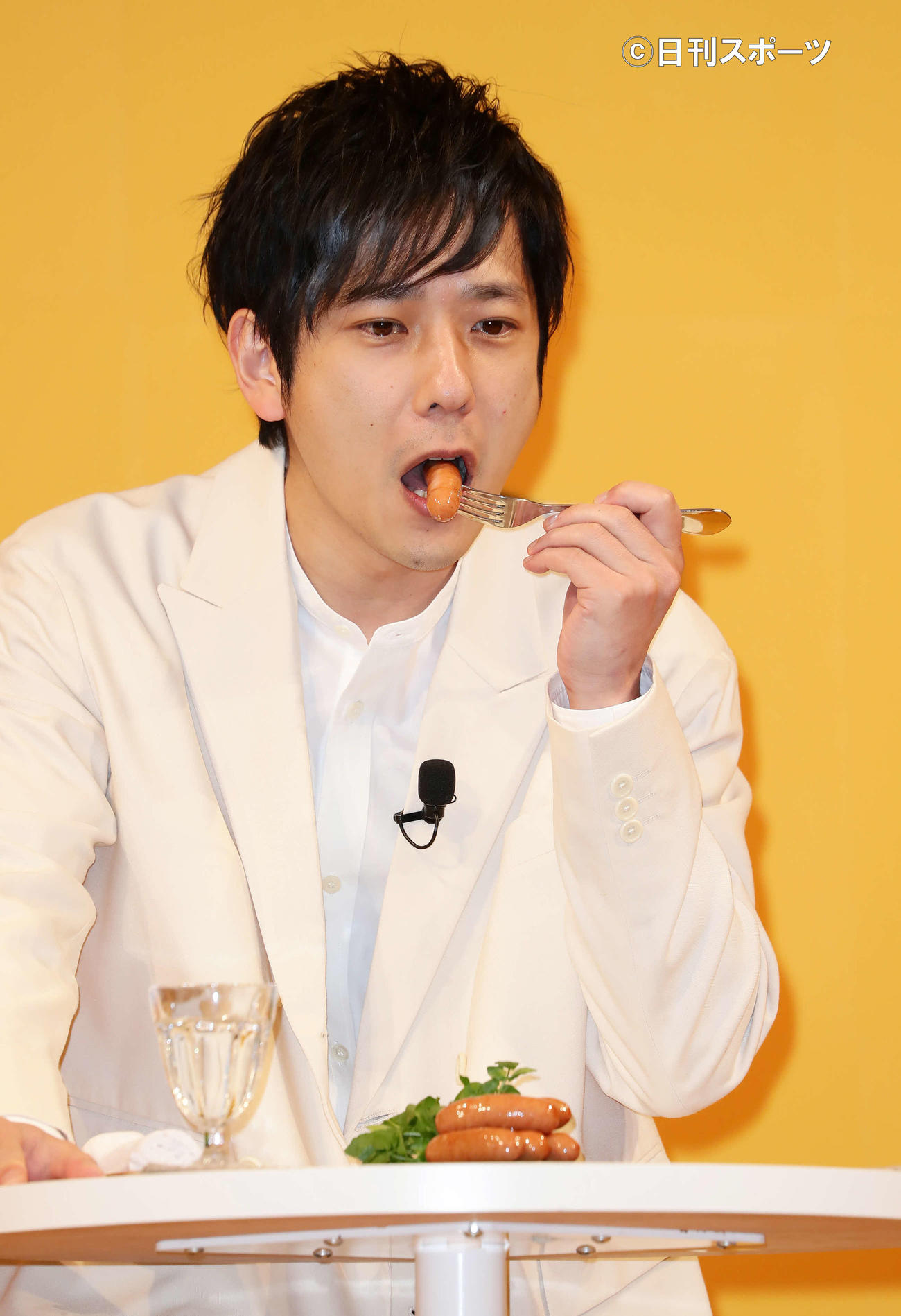 伊藤ハムの新イメージキャラクターに就任し、焼きたてのアルトバイエルンを食べる二宮和也（撮影・丹羽敏通）