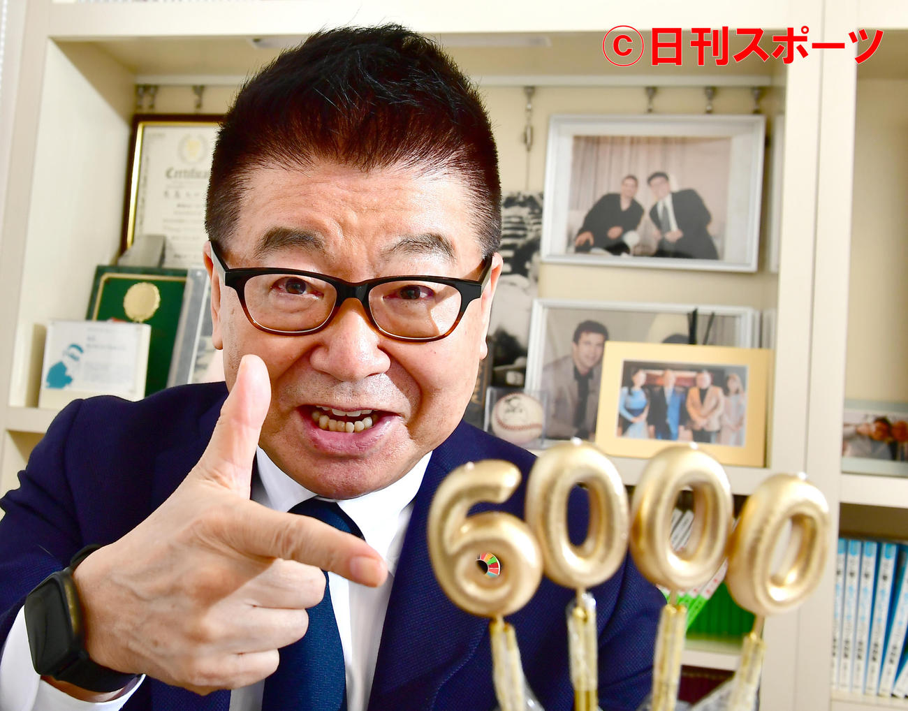インタビューに臨む生島ヒロシ。まじかに迫った現在放送中のTBSラジオ出演6000回数超えへ気合を入れる（撮影・小沢裕）