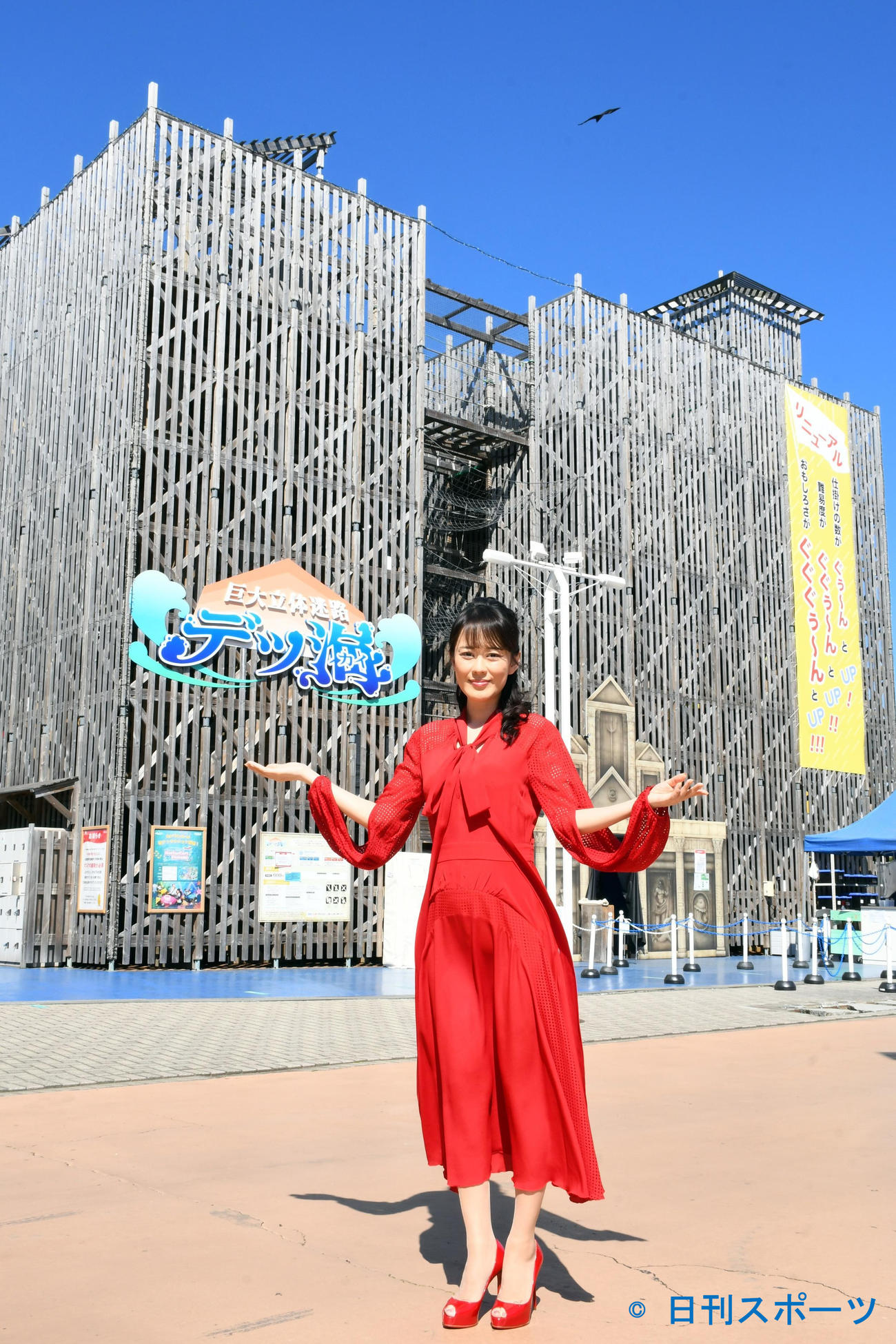 新曲「明日へのメロディ」の発売を前に巨大立体迷路「デッ海」に挑戦した丘みどり（撮影・大友陽平）