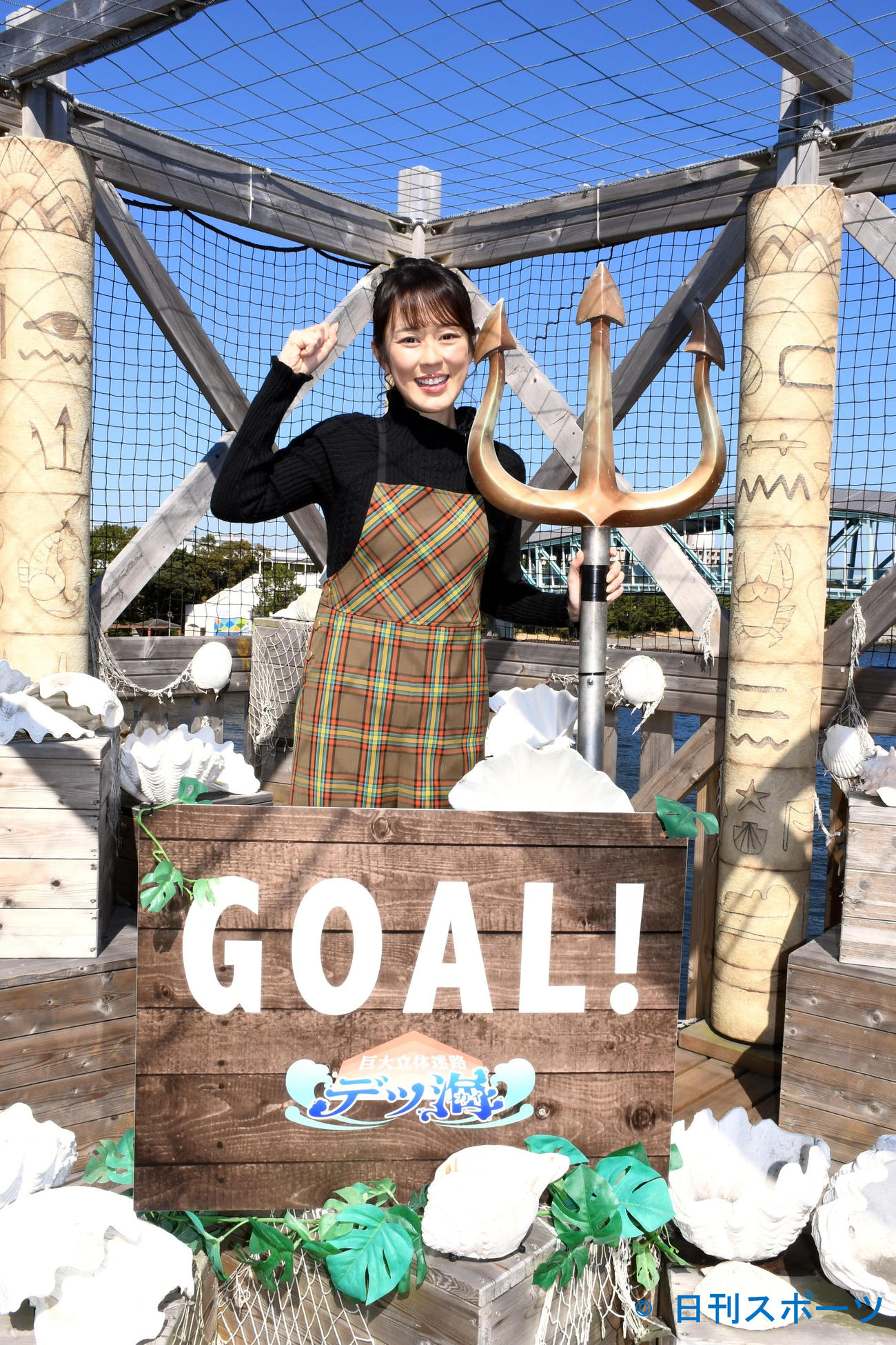新曲「明日へのメロディ」の発売を前に巨大立体迷路「デッ海」に挑戦しゴールした丘みどり（撮影・大友陽平）