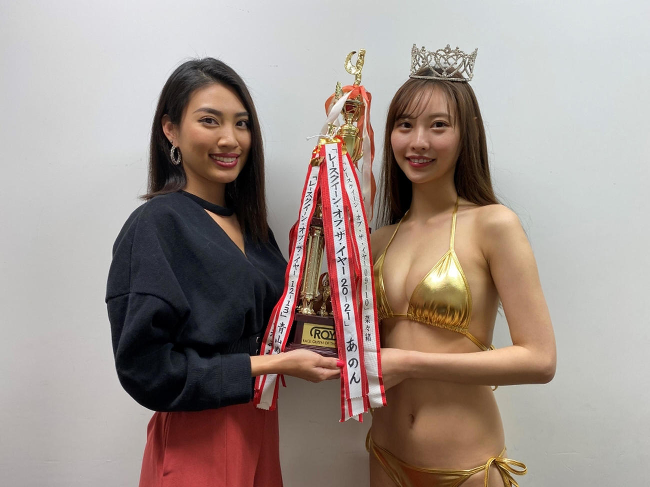「レースクイーン・オブ・ザ・イヤー20－21」に輝いた、あのん（右）と青山めぐ