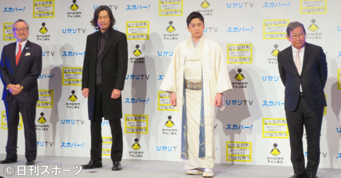 「鬼平犯科帳」「仕掛人・藤枝梅安」映画化決定製作発表記者会見に登壇した、左からスカパー米倉英一社長、豊川悦司、松本幸四郎、杉田成道監督（撮影・村上幸将）