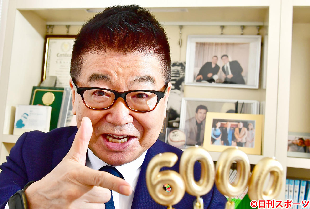 インタビューに臨む生島ヒロシ。まじかに迫った現在放送中のTBSラジオ出演6000回数越えへ気合を入れる（撮影・小沢裕）