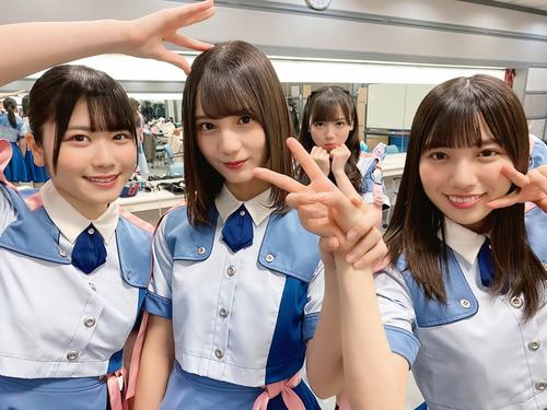 「日向撮」先行カット。手前左から丹生明里、小坂菜緒、河田陽菜。奥は齊藤京子。19年に潮紗理菜が撮影した