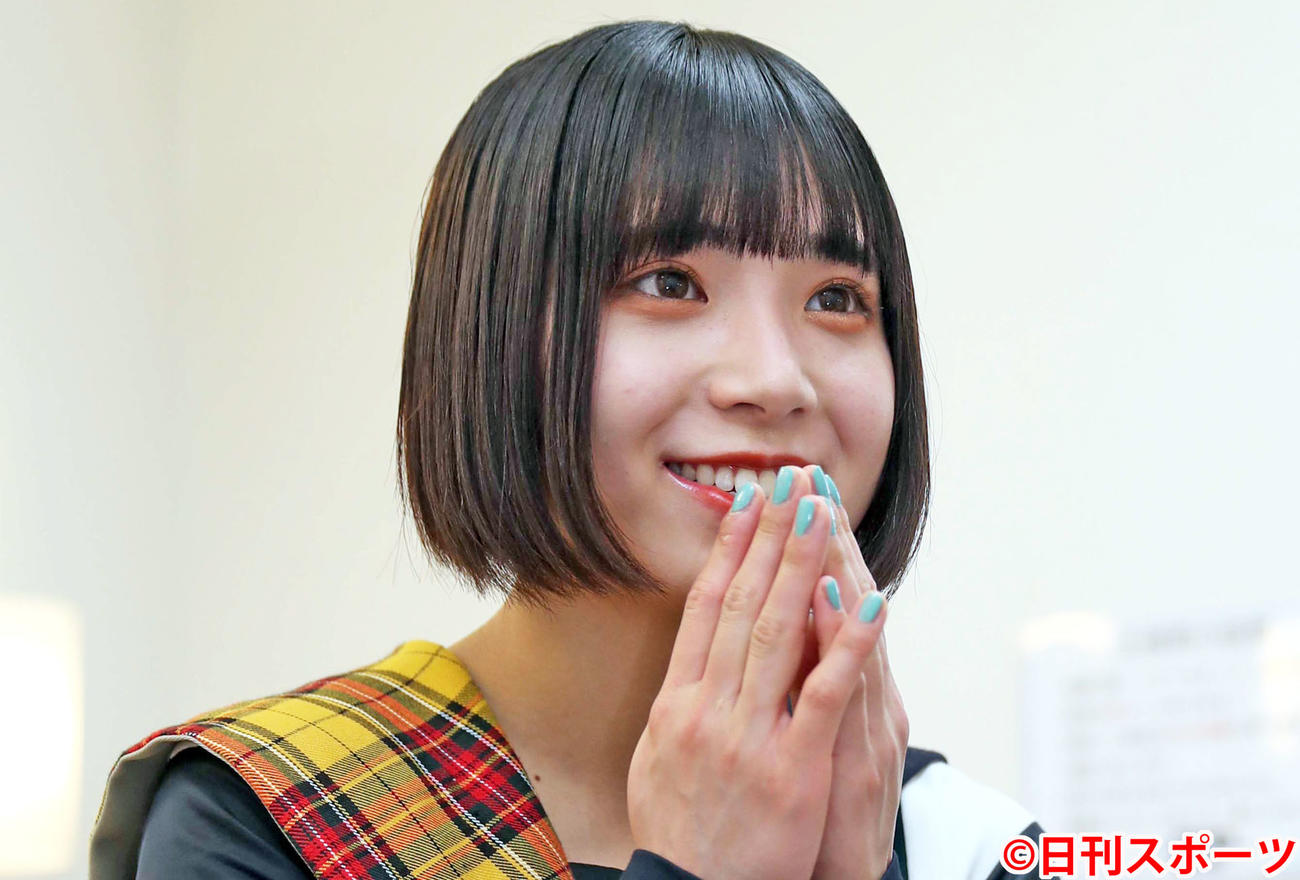 インタビューで笑顔をみせるBiSHのアユニ・D（撮影・佐藤翔太）