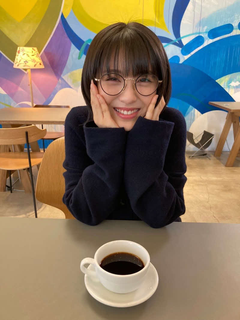 ほおづえをつき、笑顔を見せた浜辺美波「ウチの娘は、彼氏が出来ない!!」オフィシャルブログ