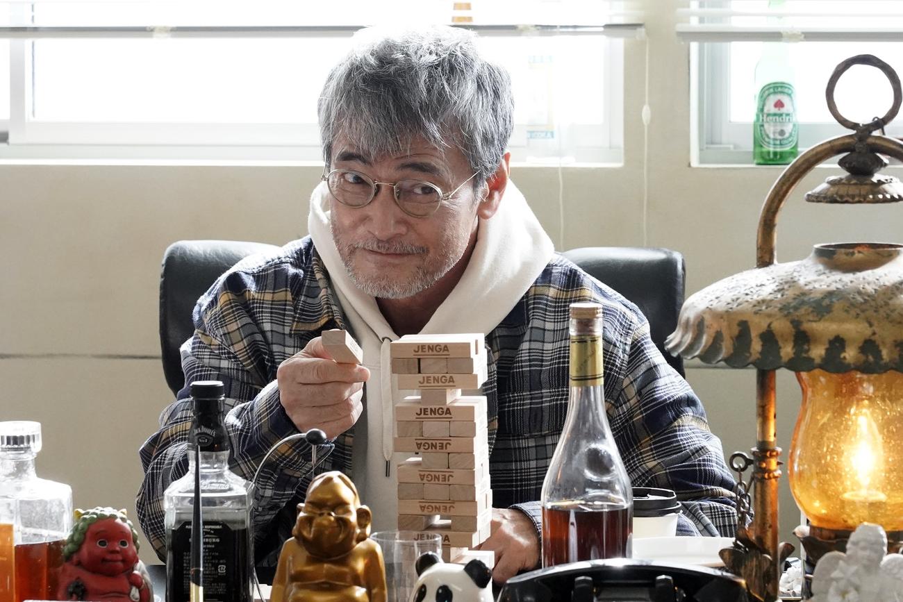ドラマ「取り立て屋ハニーズ」に出演する渡辺裕之