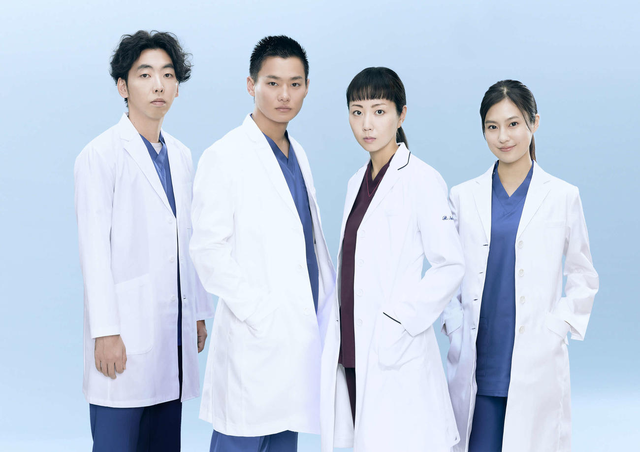 テレビ朝日系連続ドラマ「泣くな研修医」に出演する、左から柄本時生、野村周平、木南晴夏、恒松祐里