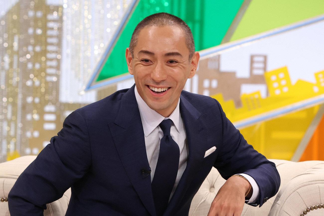 VTRをみて海老蔵は笑顔をみせた（C）フジテレビ