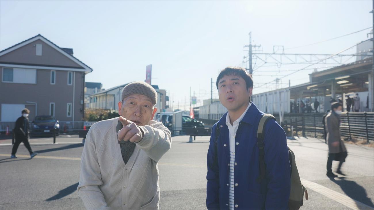 第3話　埼玉の霞ケ関に到着したセイノ（右）は謎の老人と出会う（C）フジテレビ