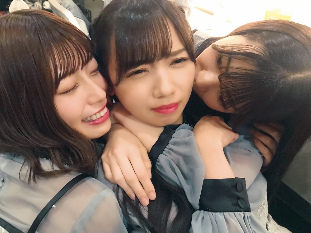 「日向撮」先行カット。齊藤京子（中央）を奪い合う東村芽依（左）と高本彩花。潮紗理菜が19年に撮影した