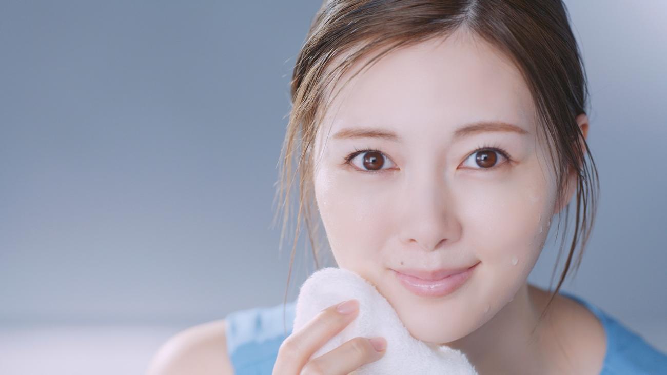 資生堂「SENKA」のCMに出演する白石麻衣
