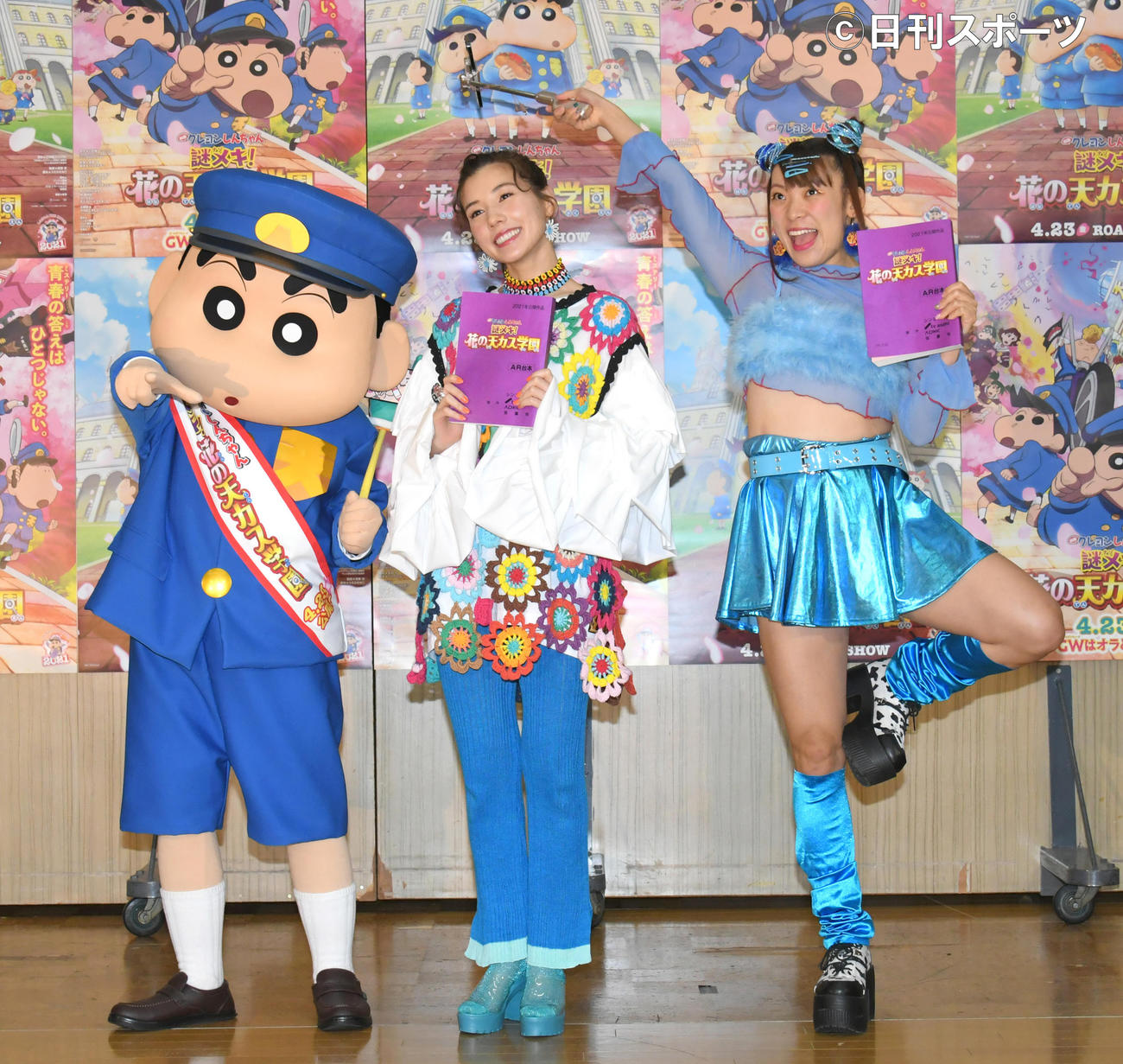 映画クレヨンしんちゃんの公開アフレコで、記念撮影する左からしんちゃん、仲里依紗、フワちゃん（撮影・酒井清司）