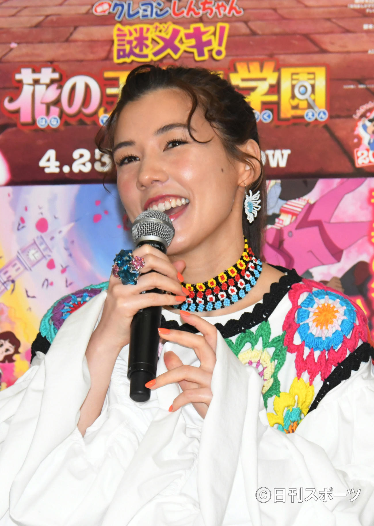 映画クレヨンしんちゃんの公開アフレコで、あいさつする仲里依紗（撮影・酒井清司）