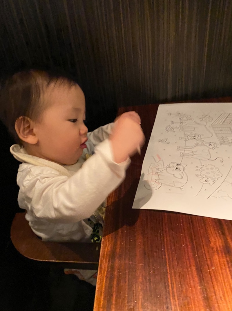 愛息の初お絵描きにもうメロメロ（卜部弘嵩オフィシャルブログより）