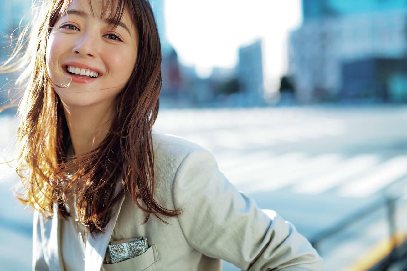 ワーキングマザー向けファッション誌「Domani春号」でモデルを務める佐々木希