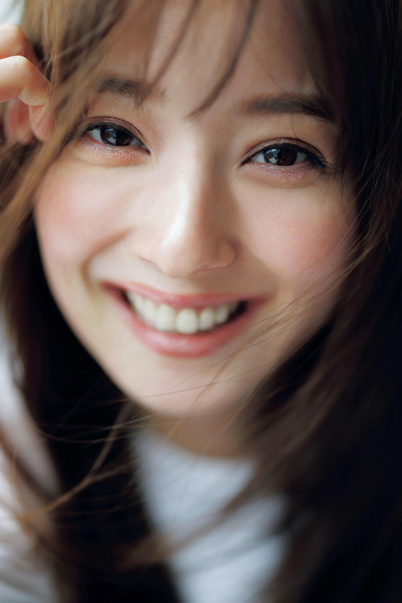 「Domani春号」でモデルを務める佐々木希は多彩な表情を見せている