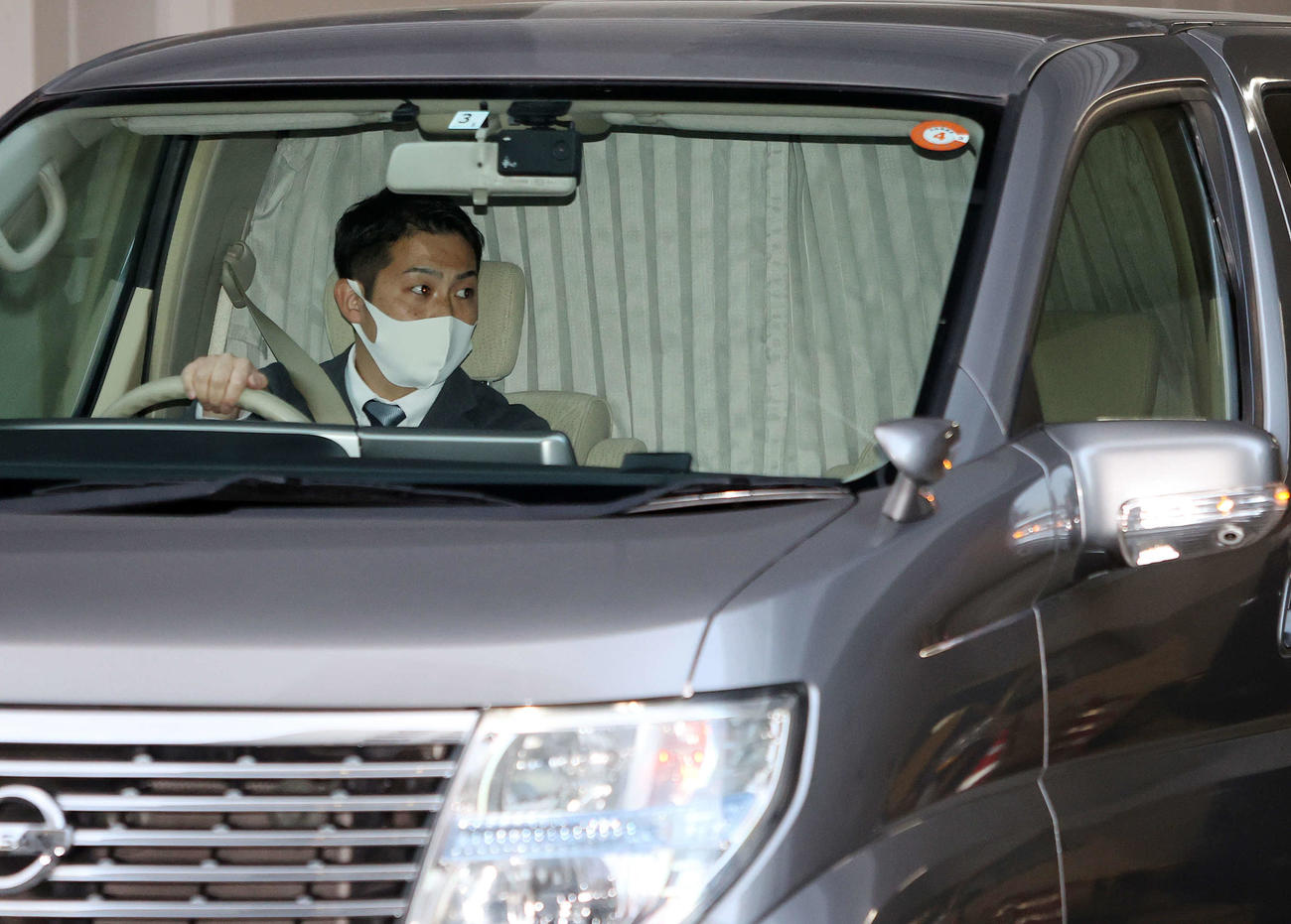 赤坂署を出るワタナベマホト容疑者を乗せたと思われる車（撮影・鈴木正人）