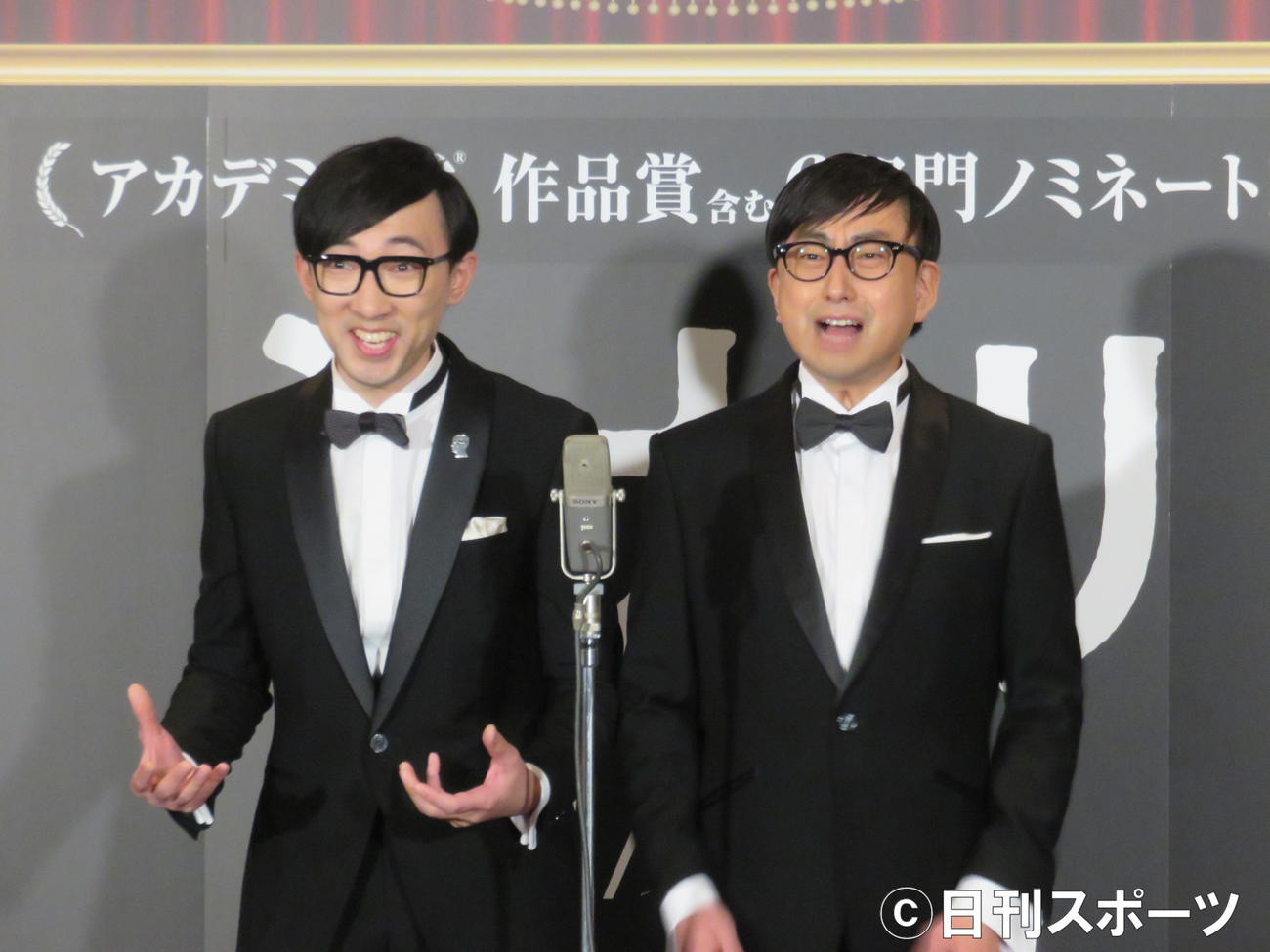 映画「ミナリ」のイベントに出席した、おいでやすこがのこがけん（左）とおいでやす小田