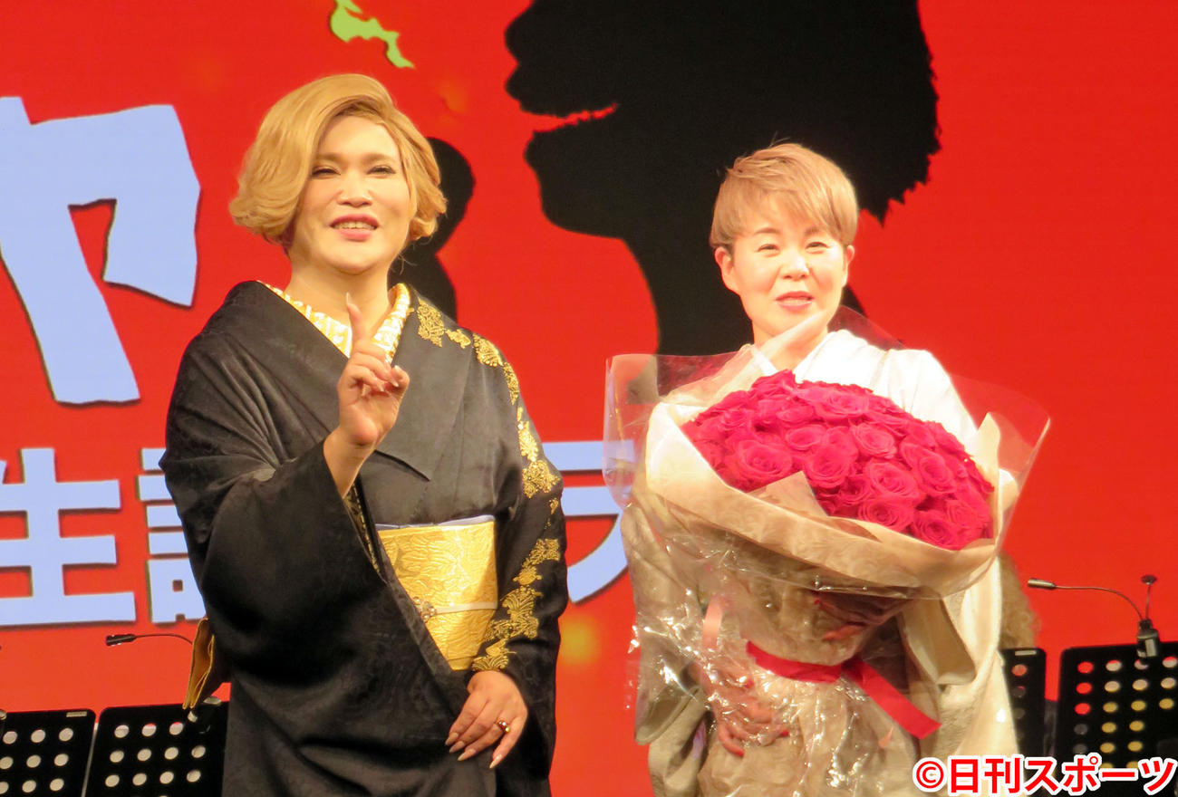 「歌怪獣　半世紀生誕祭ライブ」の収録を行った島津亜矢（右）とお祝いに駆けつけたIKKO