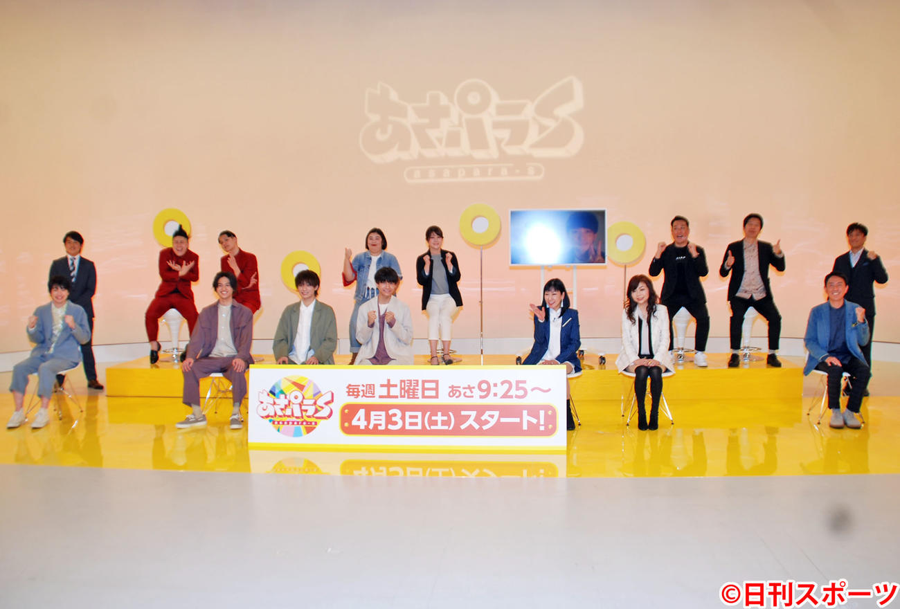 読売テレビの朝の情報バラエティー番組「あさパラＳ」の会見に出席したチュートリアルの福田充徳（前列右端）（撮影・松浦隆司）