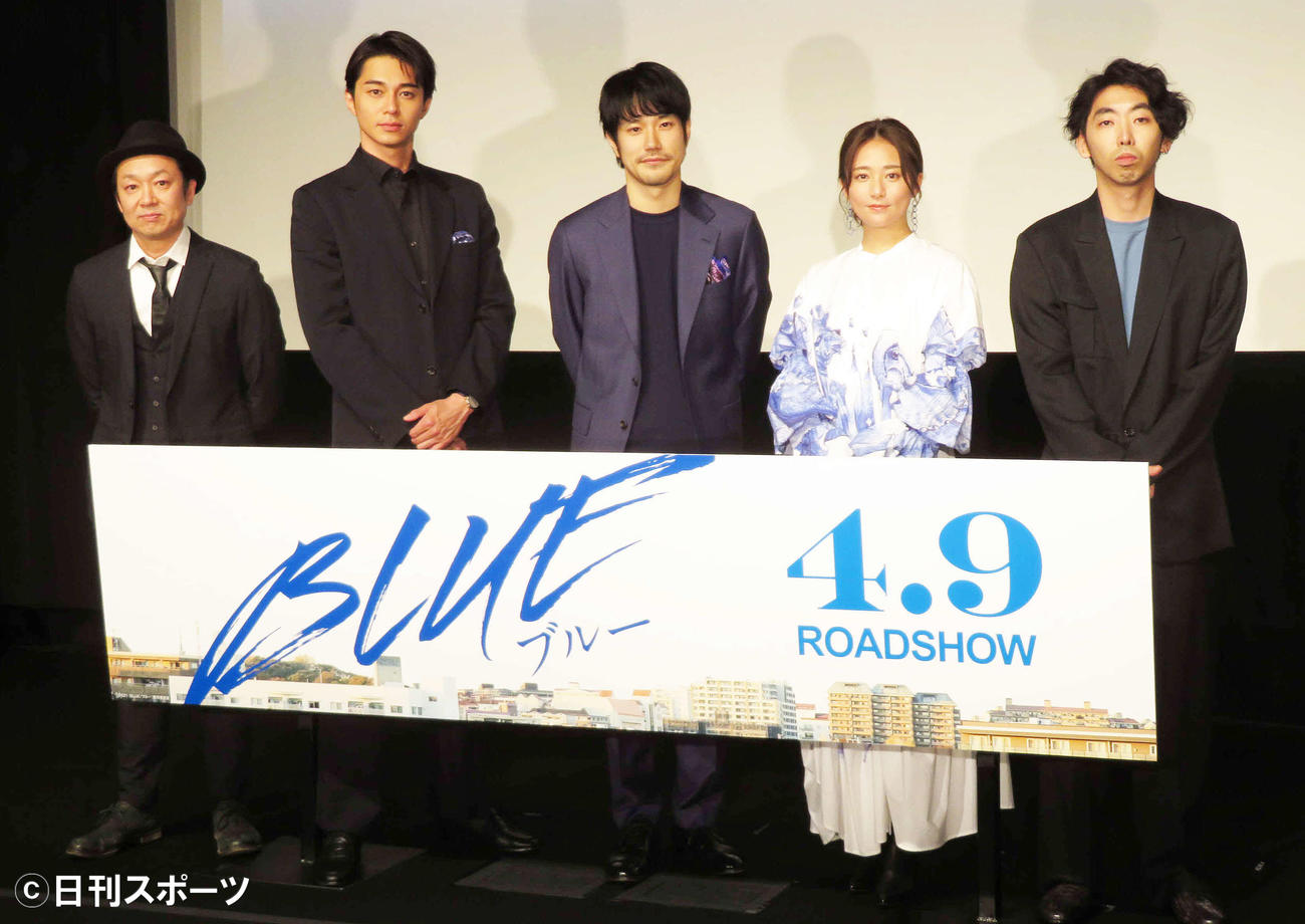 映画「BLUE／ブルー」完成報告会に登壇した、左から吉田恵輔監督、東出昌大、松山ケンイチ、木村文乃、柄本時生（撮影・村上幸将）