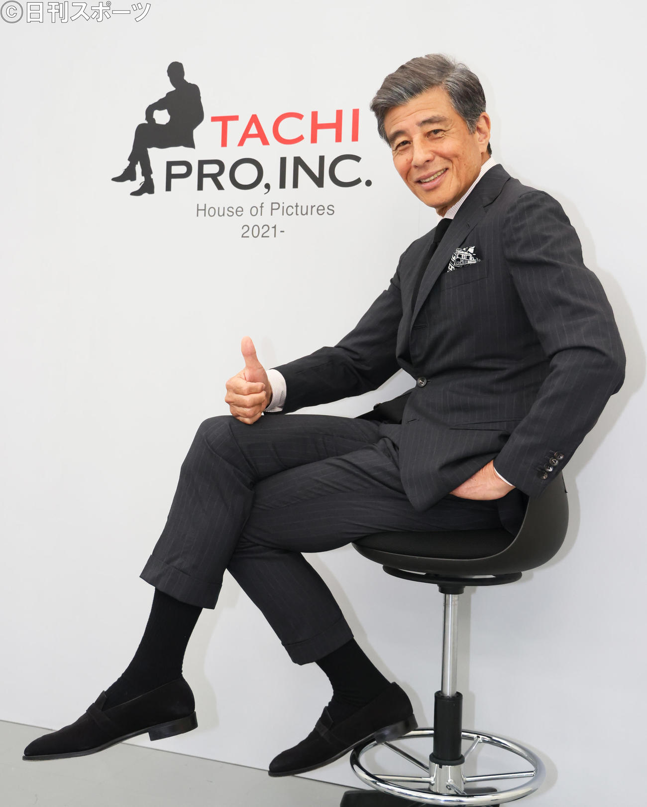 新会社設立を発表し、ロゴマークと同じポーズを決める舘ひろし（撮影・足立雅史）