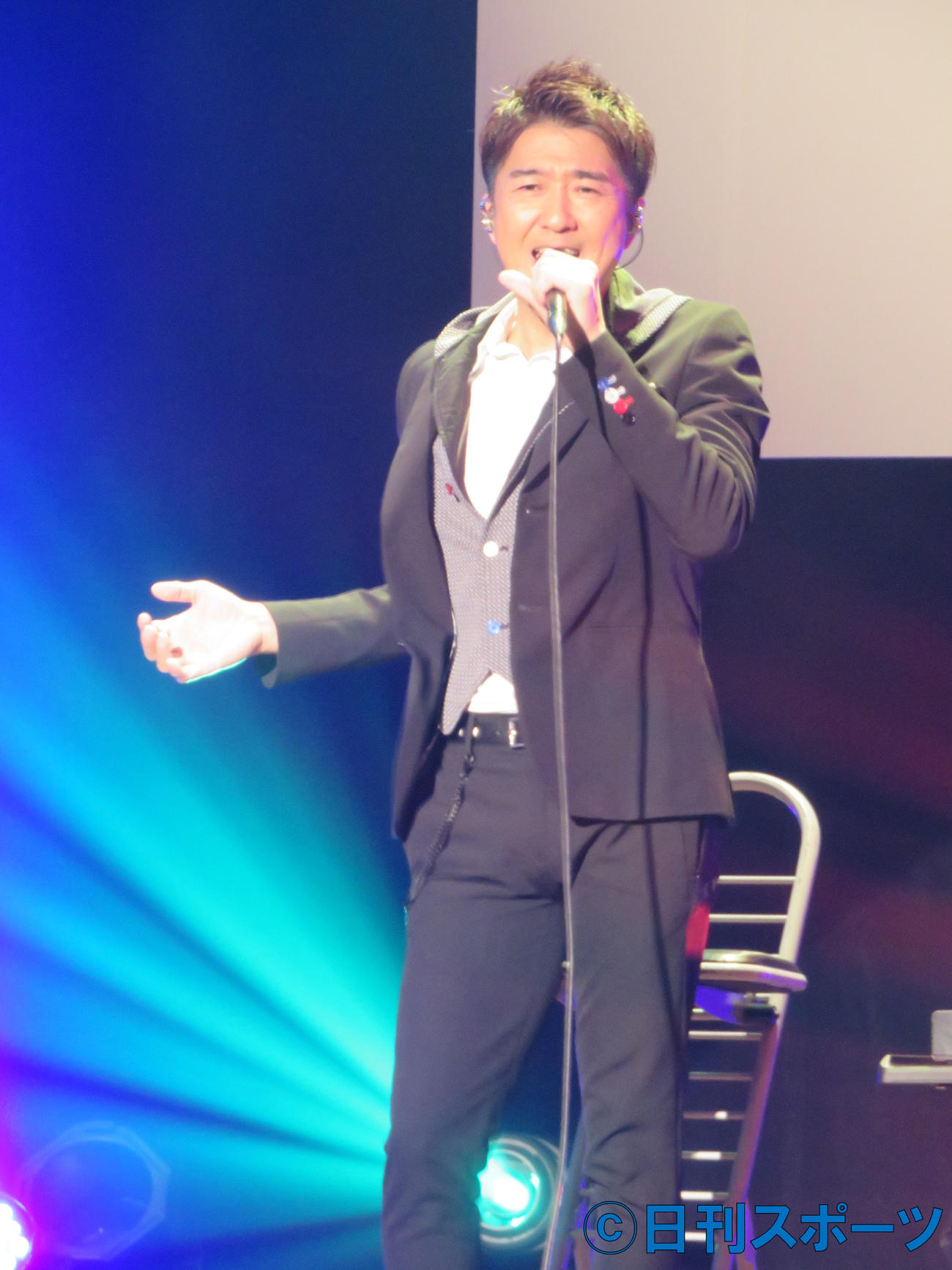 熱唱するDEENのボーカルの池森秀一