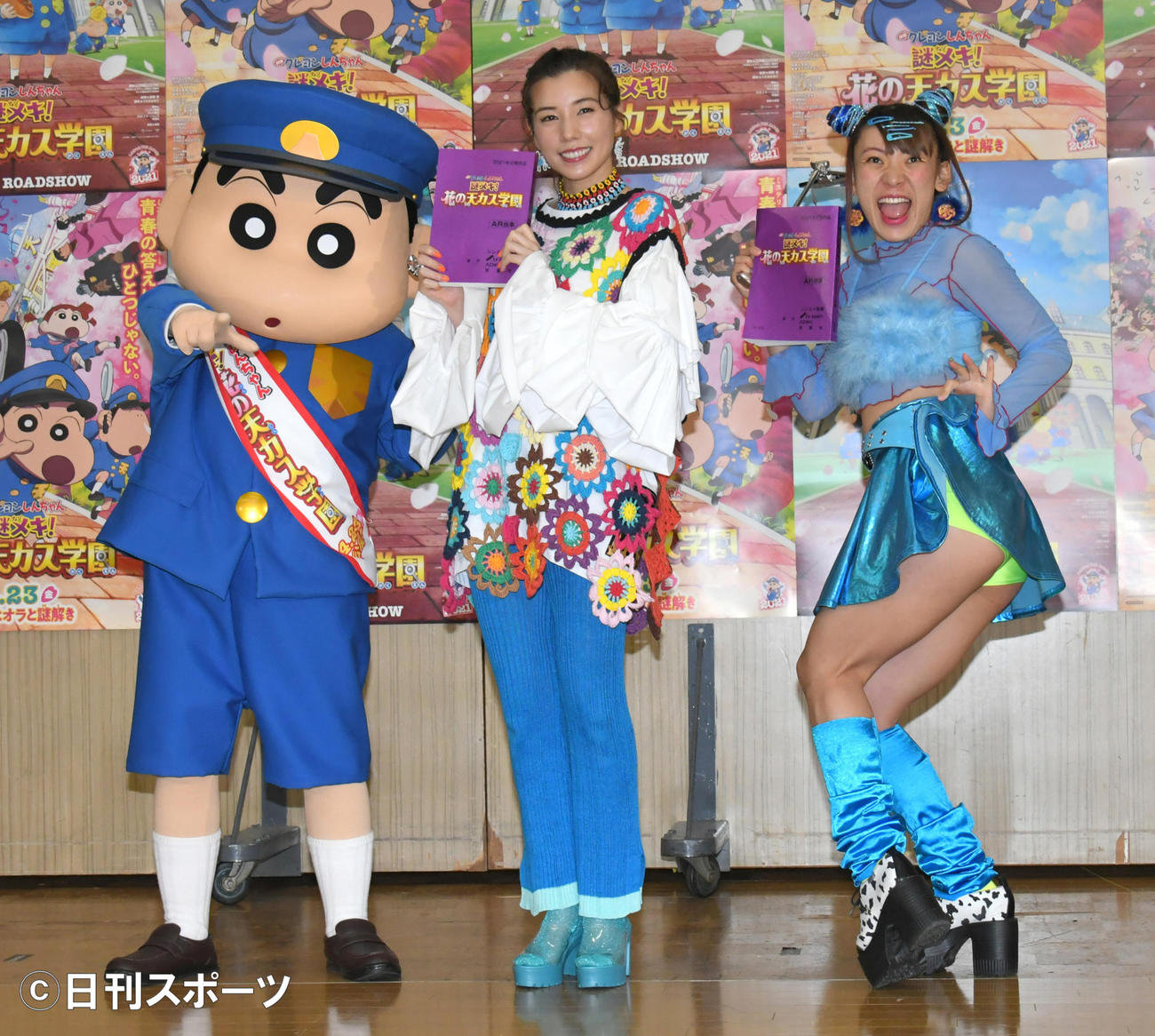 公開アテレコで記念撮影する、左からしんちゃん、仲里依紗、フワちゃん（撮影・酒井清司）