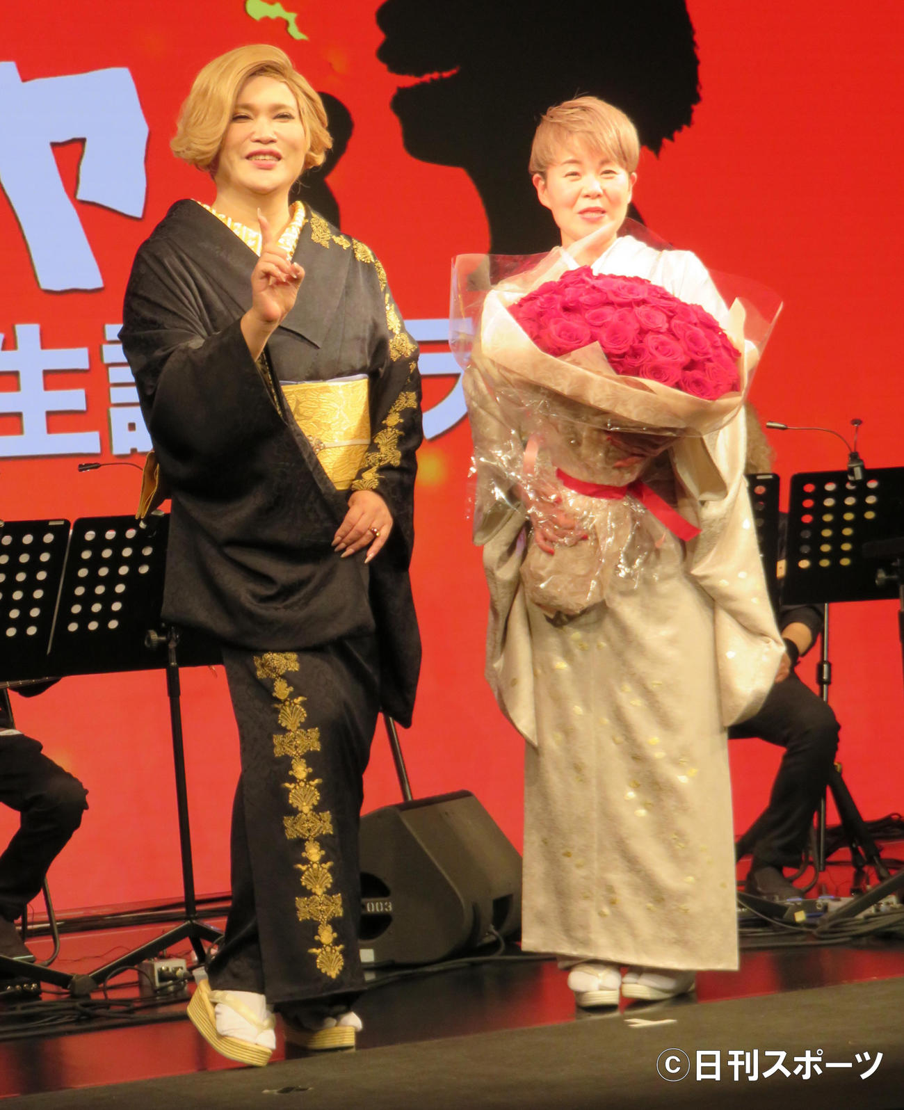 「歌怪獣　半世紀生誕祭ライブ」の収録を行った島津亜矢（右）とお祝いに駆けつけたIKKO