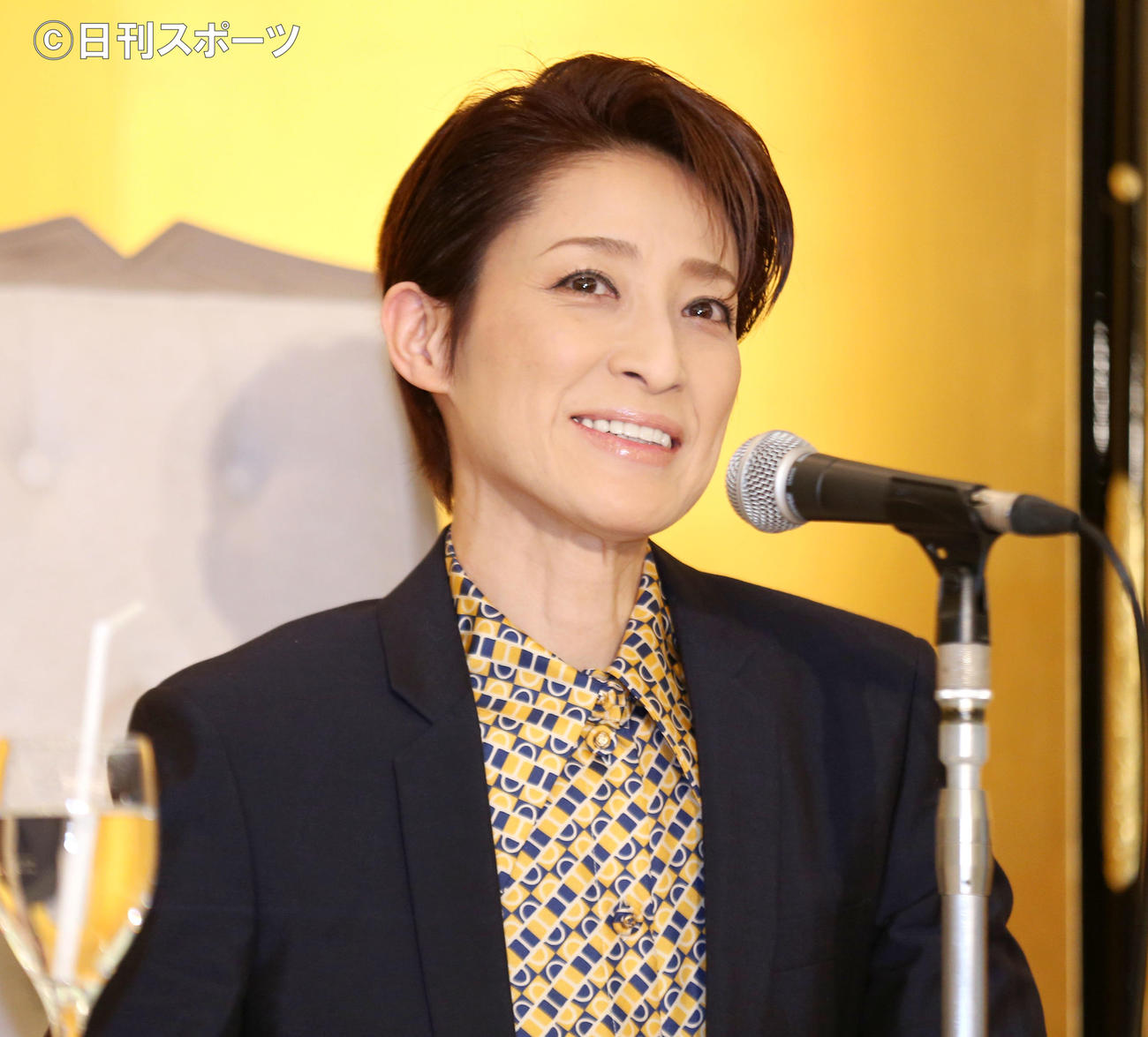 大阪市内のホテルで退団会見を行う宝塚専科スターの轟悠（撮影・上山淳一）