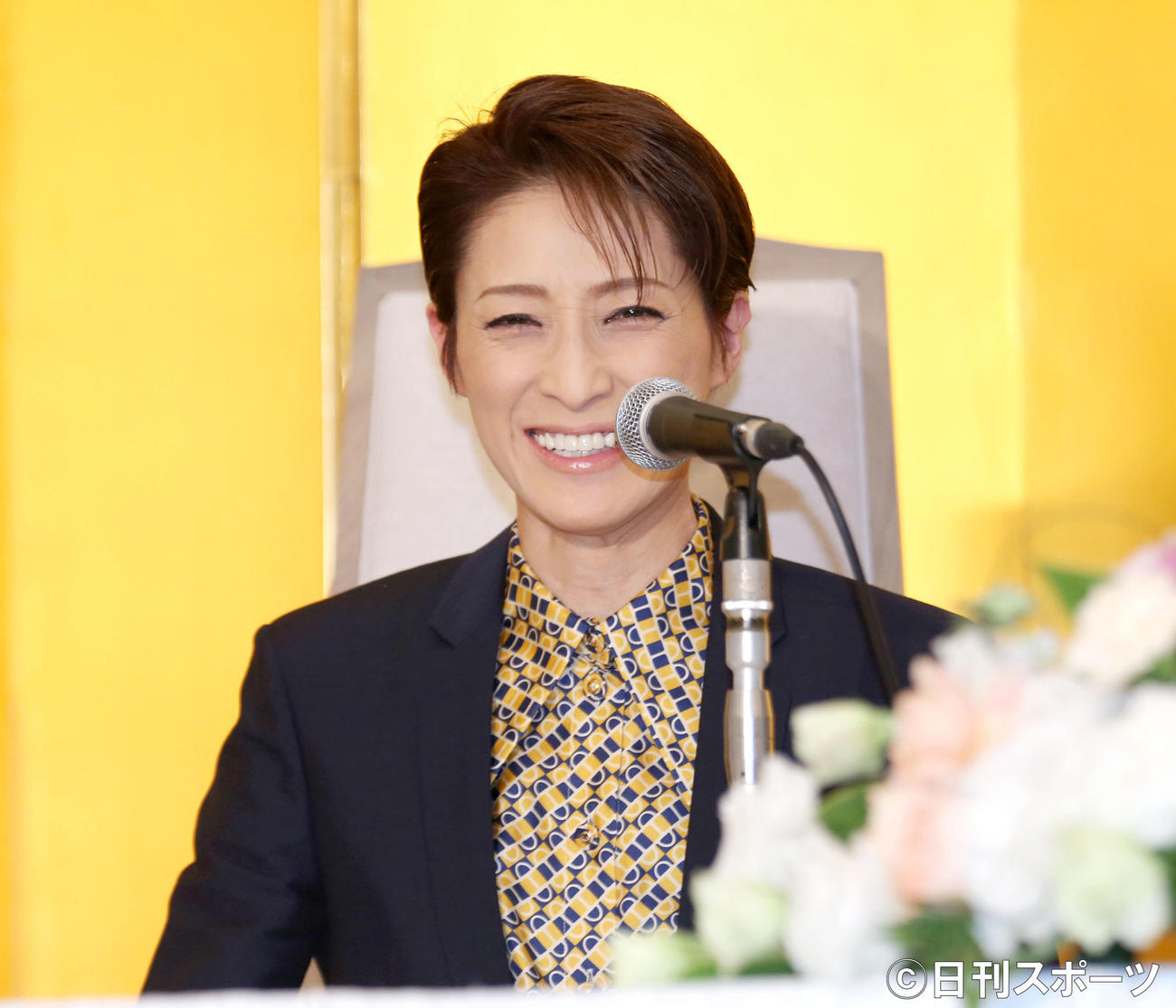 笑顔で退団会見を行う轟悠（撮影・上山淳一）
