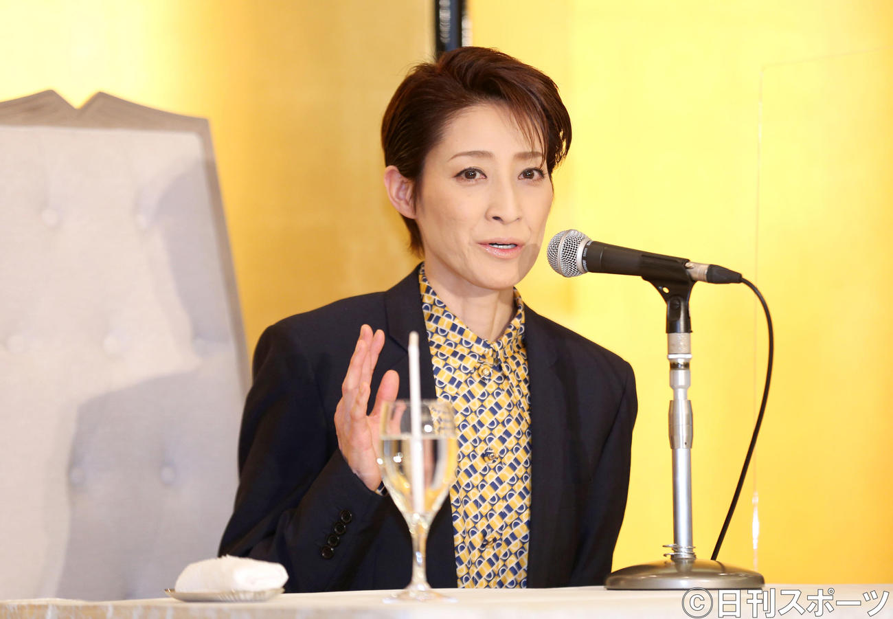 宝塚退団会見を行う轟悠（撮影・上山淳一）
