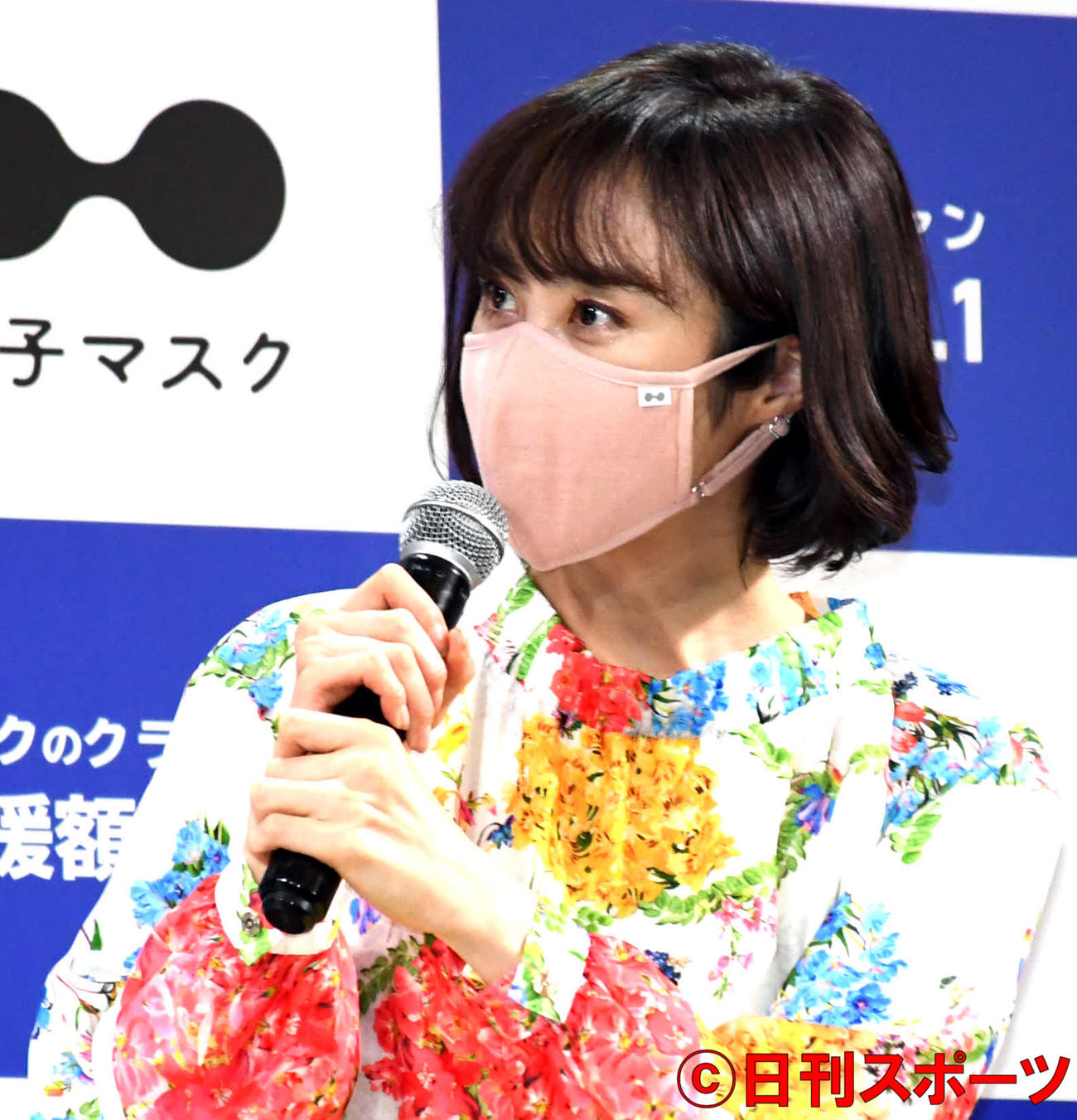 「分子マスク」プレス発表会で商品を試す山口もえ（撮影・大友陽平）