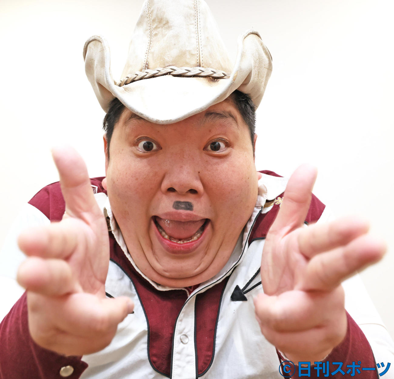 ポーズを決めるふとっちょ☆カウボーイ（撮影・足立雅史）