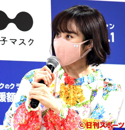 「分子マスク」プレス発表会で商品を試す山口もえ（撮影・大友陽平）