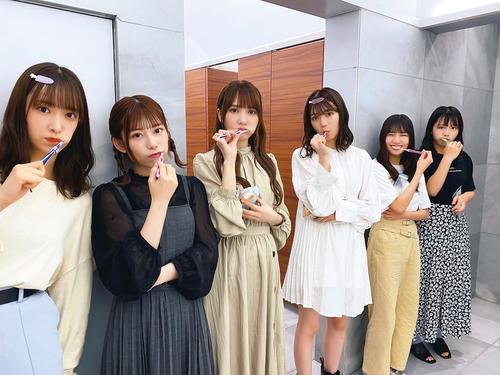 「日向撮」先行カット。左から佐々木久美、東村芽依、加藤史帆、高本彩花、河田陽菜、渡邉美穂
