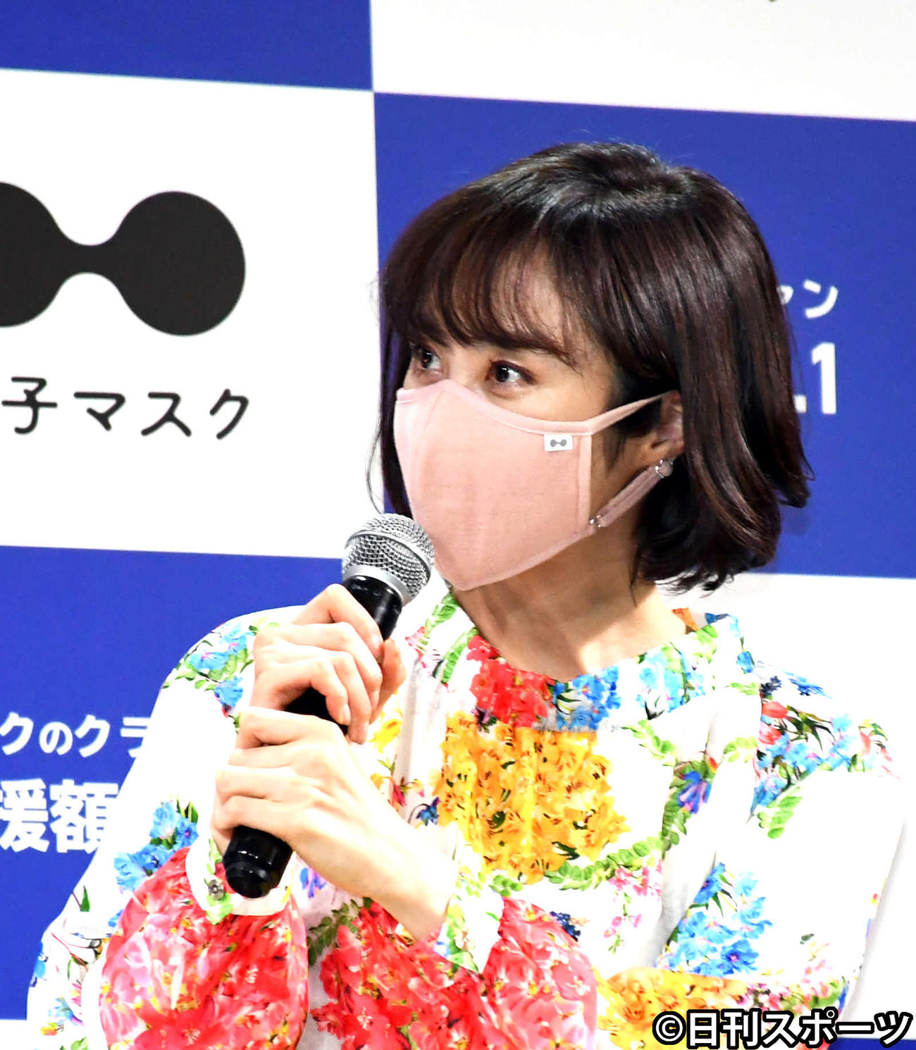 「分子マスク」プレス発表会で商品を試す山口もえ（撮影・大友陽平）