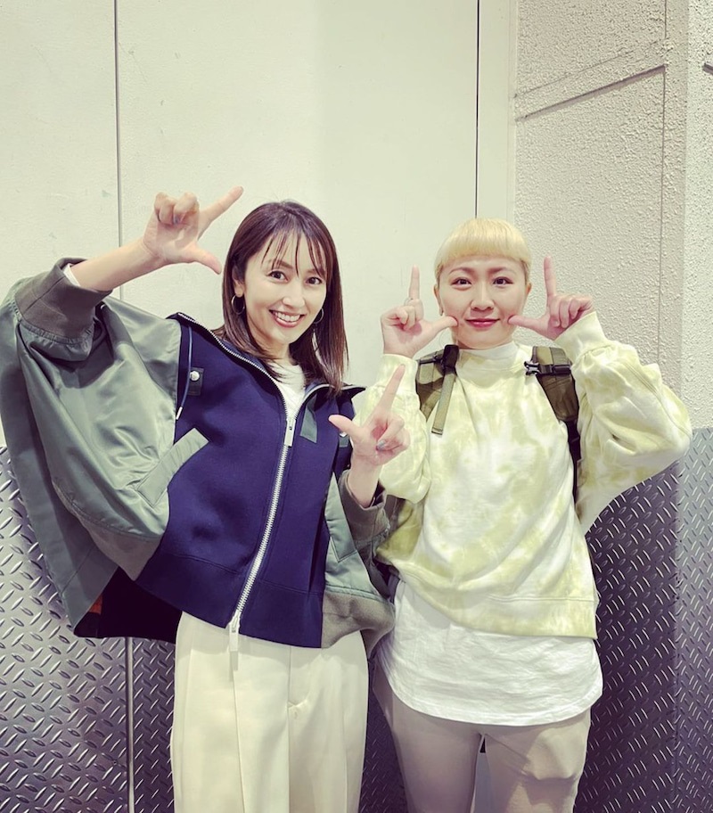 仲良しの矢田亜希子とポーズを決めた丸山桂里奈