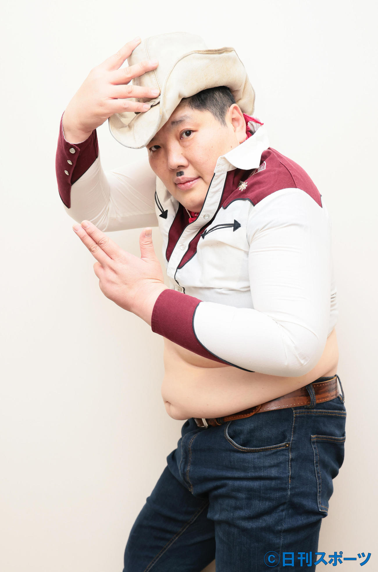 自慢のメタボリックボディを披露するふとっちょ☆カウボーイ（撮影・足立雅史）