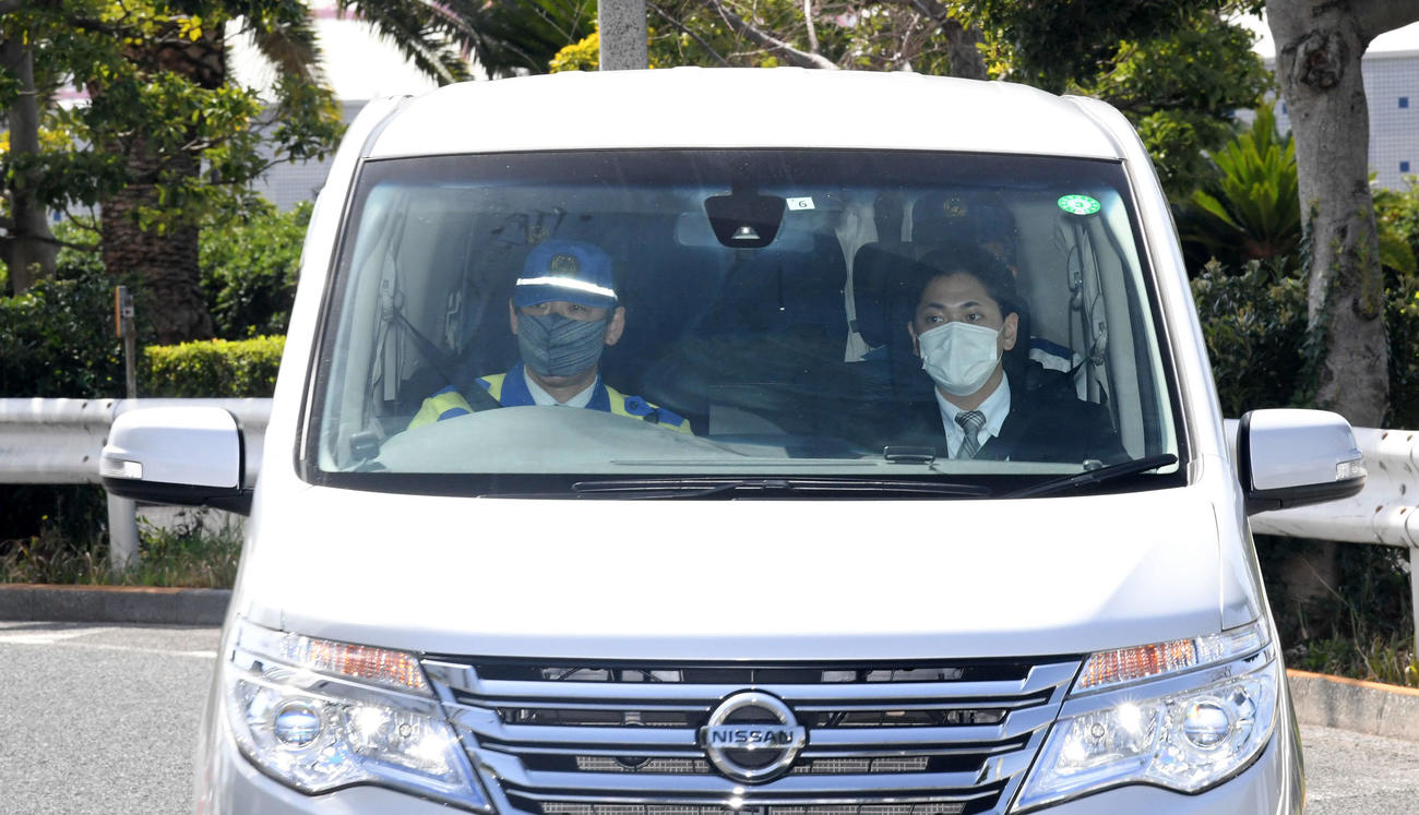 警視庁湾岸署を出るワタナベマホト容疑者が乗っていると思われる車両（撮影・横山健太）