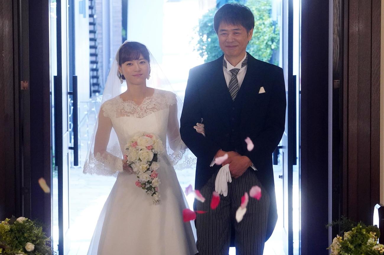 朝顔（上野樹里＝左）は平（時任三郎）のために結婚式を挙げることを考える（c）フジテレビ