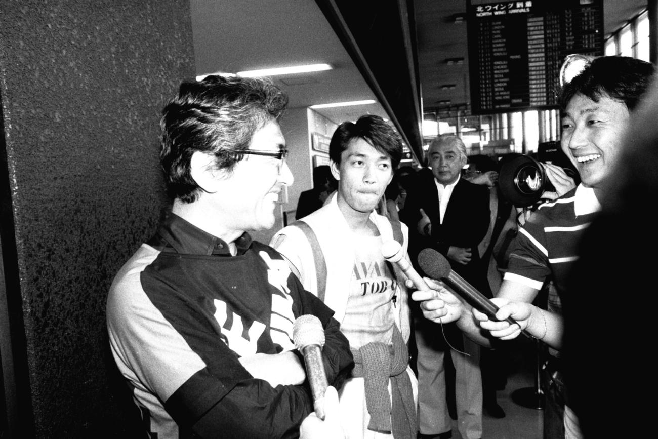 映画「戦場のメリークリスマス」　坂本龍一と取材に応じる大島渚（1983年5月21日）