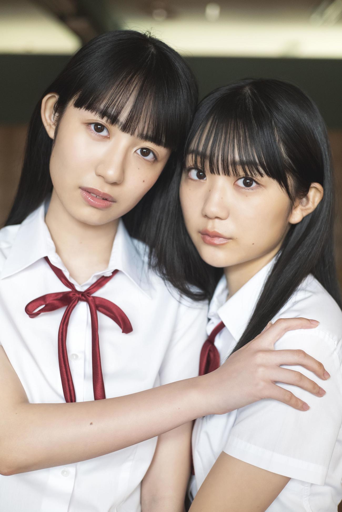 初のソロ写真集を同時発売したSUPER★GiRLS長尾しおり（左）と阿部夢梨